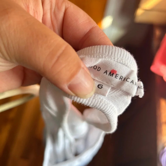 GOOD AMERICAN ASYMMETRIC OPEN BACK TEE - Picture 5 of 6